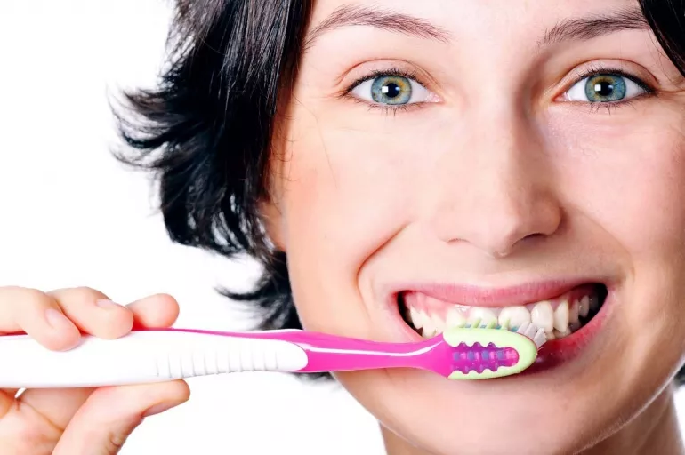 Dört dörtlük diş temizliği artık mümkün! Mavi ışık yayan ağızlık, dişleri derinlemesine temizliyor ve beyazlatıyor!