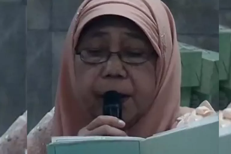 Endonezyalı kadın Kur'an-ı Kerim okurken vefat etti! İşte o anlar