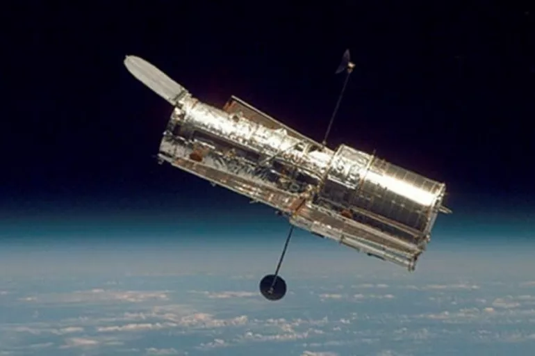 Hubble Uzay Teleskobu'ndan astronomları bile şaşırtan fotoğraf! İki galaksi iç içe