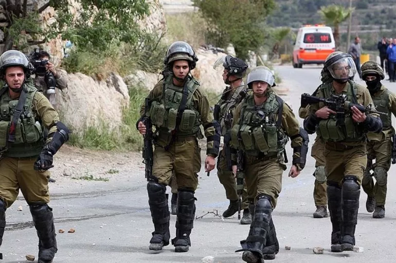 İsrail askerleri şimdi de Filistin'de bir ilkokulu bastı! Öğrenciler darp edildi