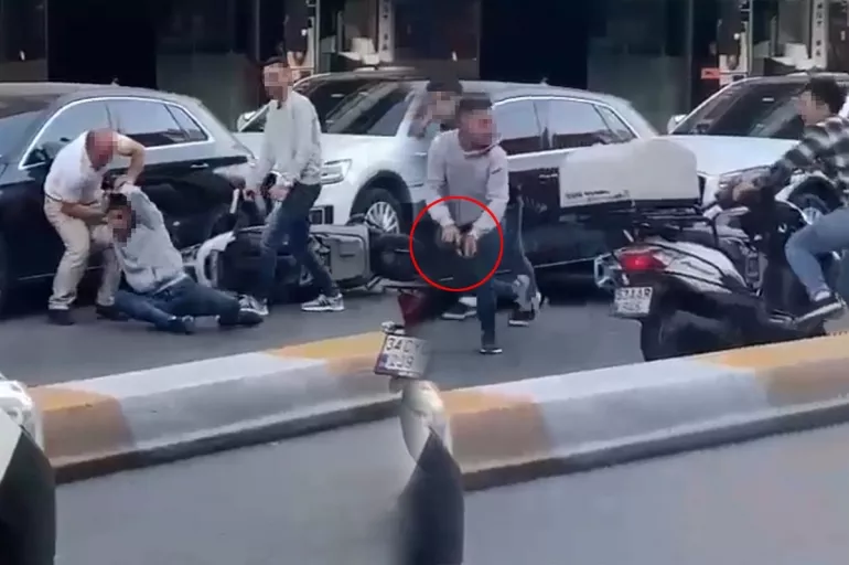 İstanbul'da cadde ortasında çatışma! Yaralılar var