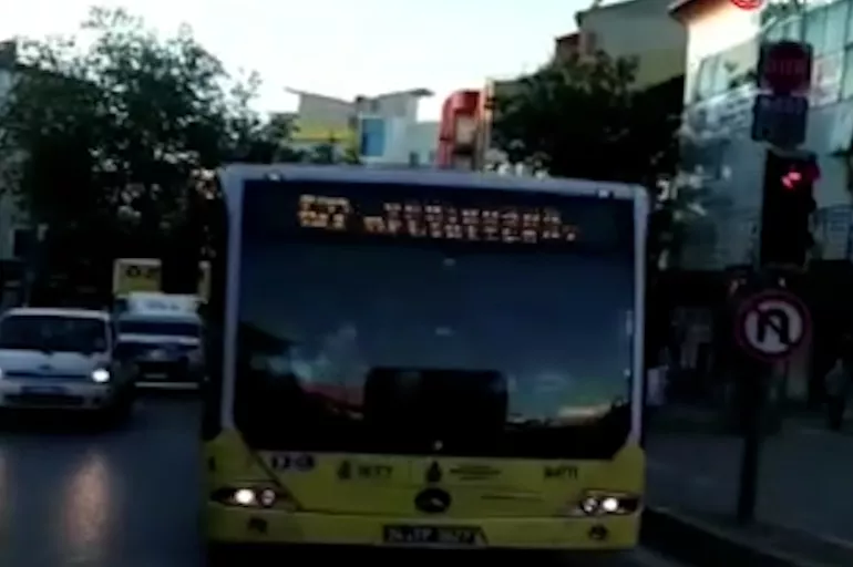 İstanbul'da İETT krizi! Şoför içeri almadı yolcular otobüsün önünü kesti