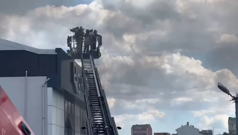 İstanbul'da korkutan fabrika yangını! İşçiler çatıda mahsur kaldı