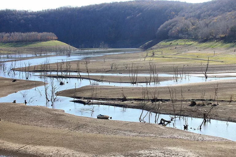 İstanbul'da kuraklık tehlikesi! Nisan ayında taşan barajlar şimdi boş kaldı