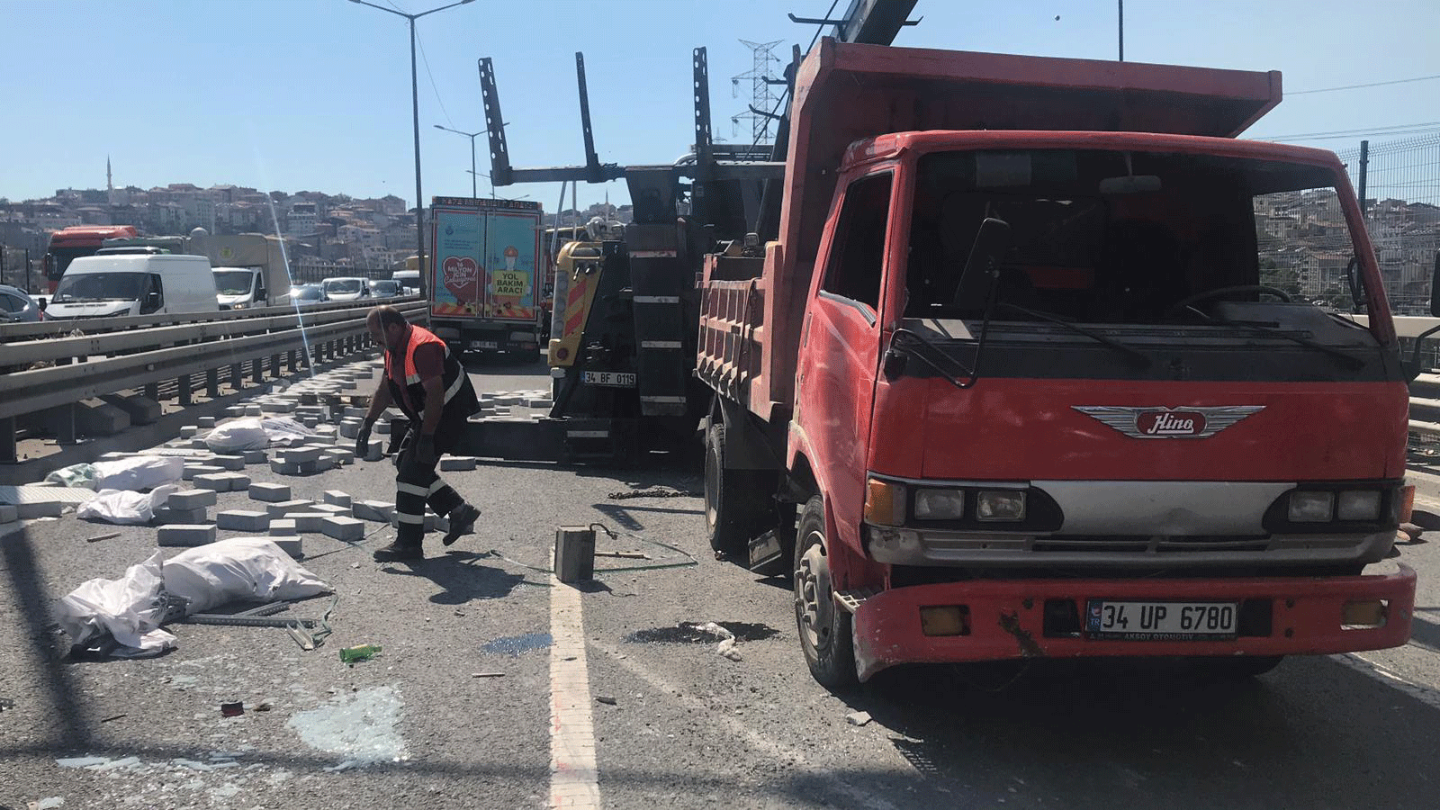 Kağıthane'de feci kaza: Kamyonet devrildi! Yol trafiğe kapatıldı