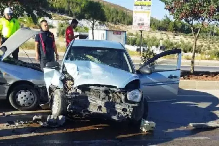 Kilis'te 2 otomobil birbirine girdi: Çok sayıda yaralı var