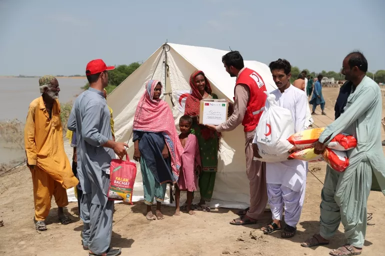 Pakistan'daki afetzedeler Türk Kızılay'ın gönderdiği çadırlara yerleşmeye başladı
