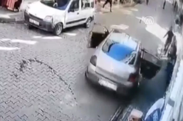 Trabzon'da el freni çekilmeyen araç mahalleyi karıştırdı
