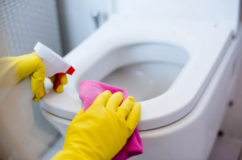 Tuvaletleriniz sık sık kireçleniyor mu? Beyaz sirke ve karbonat ile kireç sorununa son verin!