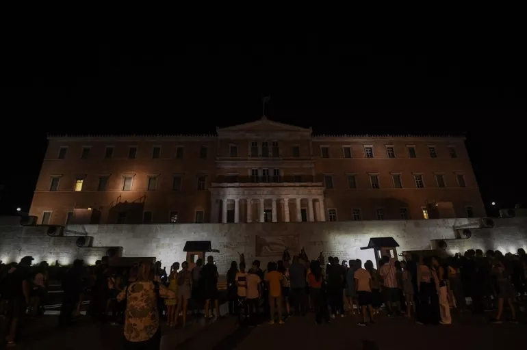 Yunan ışıkları söndürdü: Karanlığa gömülen Yunanistan enerji tasarrufuna gidiyor