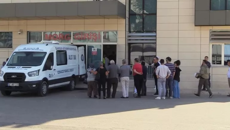 Antalya'da feci kaza: Uzman çavuş ve oğlu hayatını kaybetti