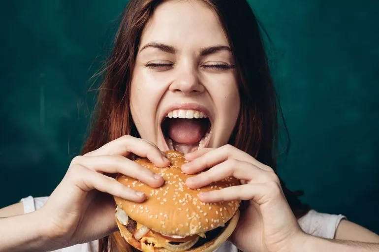 Aşırı yemek yemenin sebebi stres olabilir! Yemek yemek, stres ve kaygıyla baş etme yöntemi olarak görülüyor!