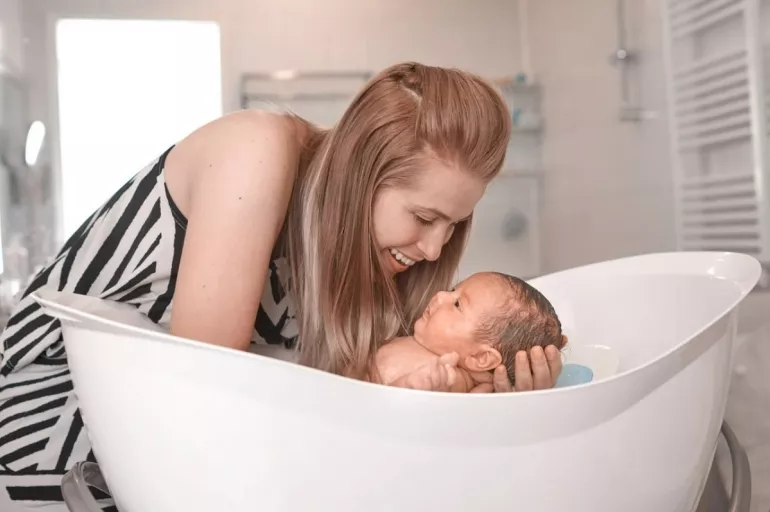 Bebeğinizi yıkarken bunlara dikkat edin! Banyo rutininin en önemli noktası güvenlik!