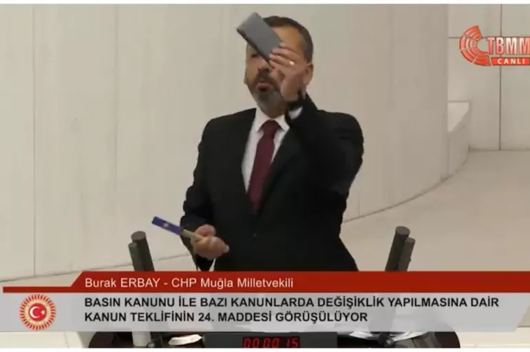 CHP'li Burak Erbay Meclis kürsüsünde çekiçle cep telefonunu parçaladı