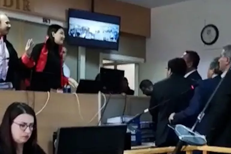 CHP'li vekillerden Yalova Belediyesi'ndeki yolsuzluk yargılamasında mahkeme heyetine hakaret
