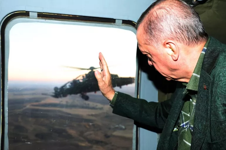 Cumhurbaşkanı Erdoğan helikopter penceresinden ATAK pilotlarını selamladı