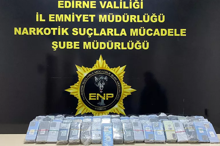 Edirne'de kaçakçılık operasyonu! 274 telefon bakın aracın neresinden çıktı
