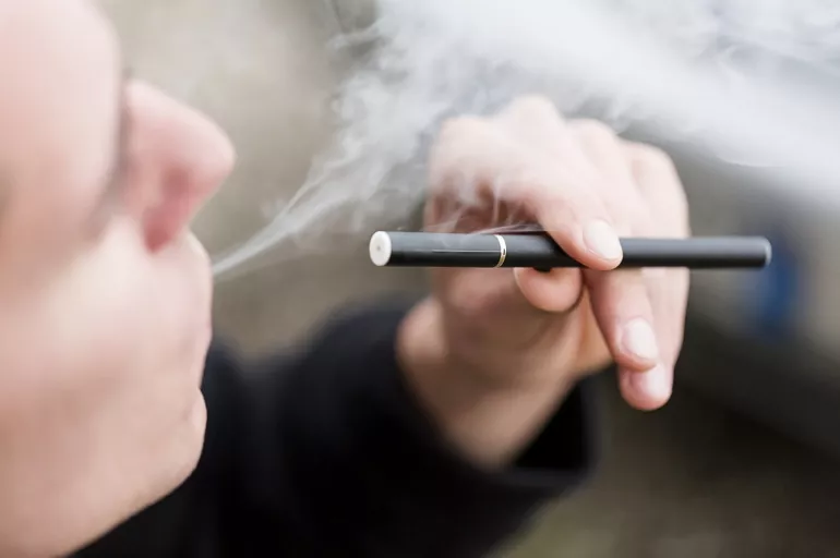 Elektronik sigara daha mı az zararlı sanıyorsunuz? DSÖ'ye göre e-sigaralarda nikotinin yanı sıra metal içerikli gazlar var!