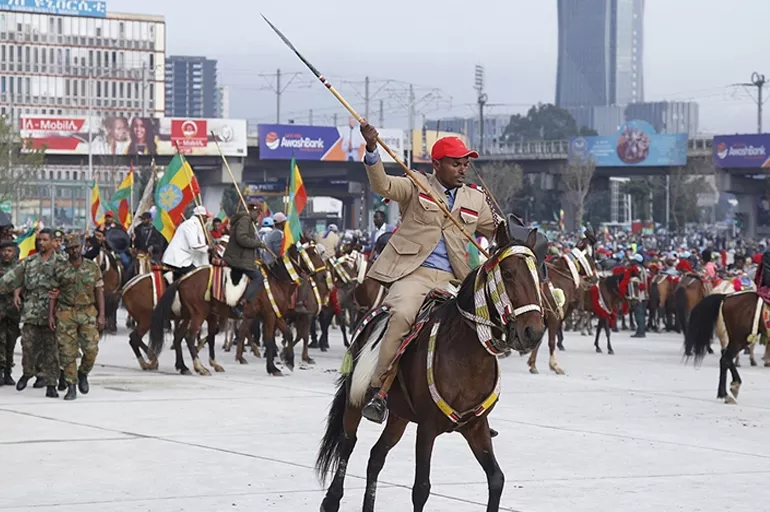 Etiyopya'da Batılılar protesto ediliyor! Rus bayrakları açıldı