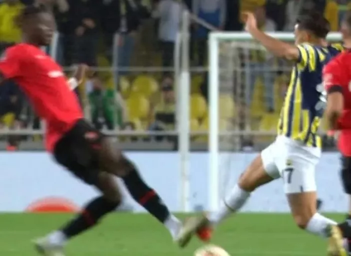 Fenerbahçe maçında skandal olay! Taraftar isyan etti: Bu nasıl gol olur?