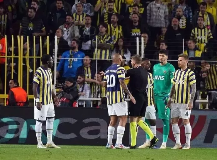 Fenerbahçe’de Altay Bayındır'a tepki! Rennes maçındaki performansı taraftarı çileden çıkardı