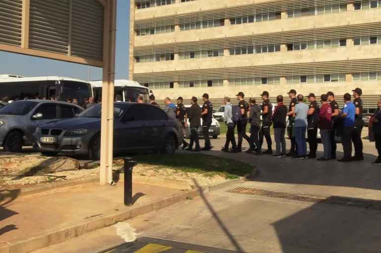 FETÖ'ye Antalya merkezli 9 ilde operasyon! 102 şüpheli gözaltına alındı