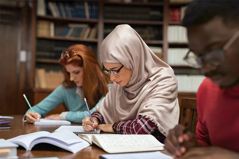 Fransa'da Müslüman okulundan bölge valisine dava: Ayrımcılık suçlaması
