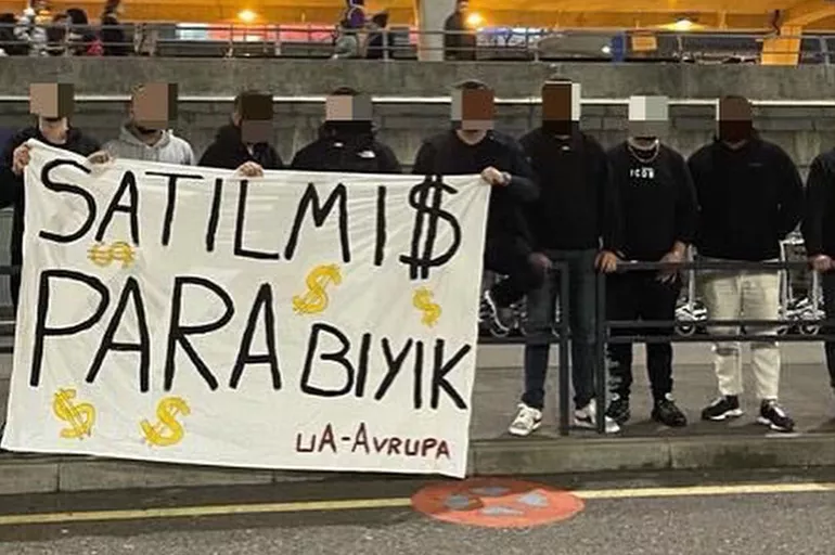 Hakem Ali Palabıyık'a İsviçre'de şok! Galatasaraylı taraftarlar pankartla karşıladı