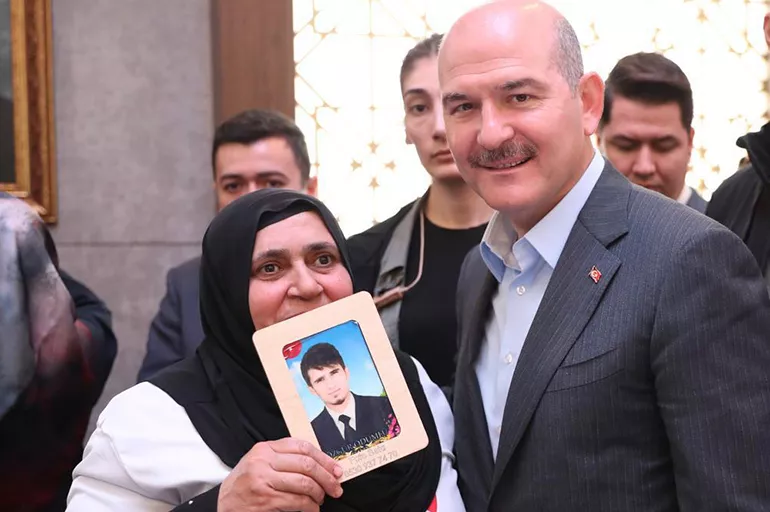 İçişleri Bakanı Süleyman Soylu Diyarbakır'da evlat nöbeti tutan ailelerle bir araya geldi