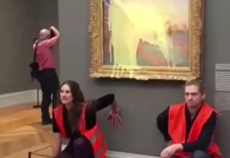 İklim aktivistlerinden Monet'in milyon dolarlık tablosuna patates püreli saldırı!