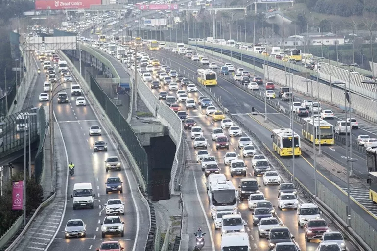 İstanbul'da bu yolları kullanacaklar dikkat! Trafik durma noktasına geldi