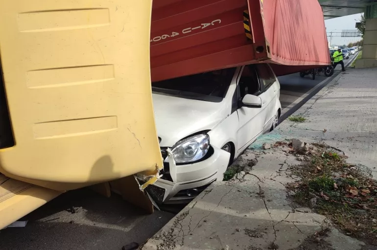 İstanbul'da feci kaza! TIR otomobilin üstüne devrildi