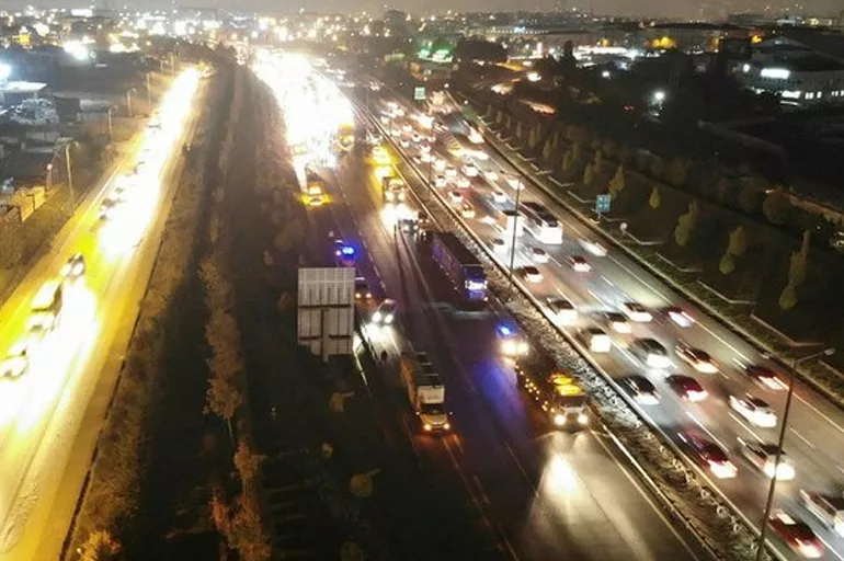İstanbul trafiği kilitlendi! TEM'de büyük kaza