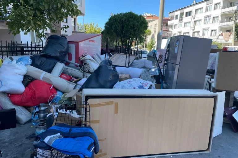 İzmir'de akılalmaz olay! Ev sahibi kiracının eşyalarını kapı dışarı attı
