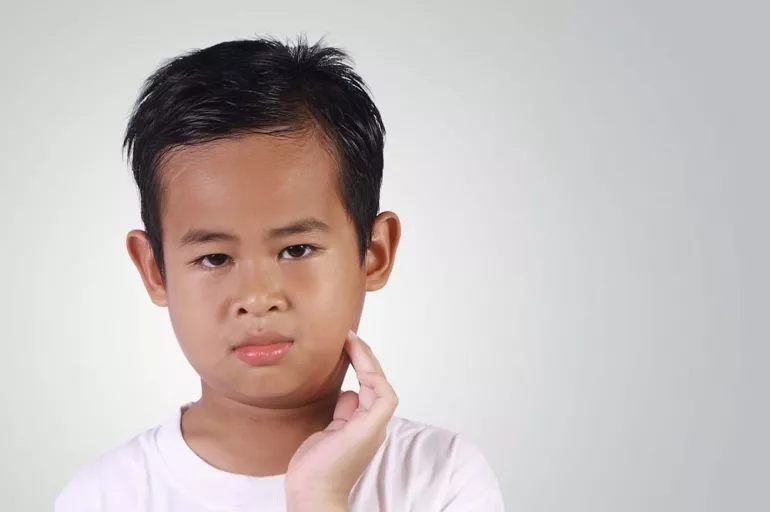 Kabakulak hastalığı nedir? Okul çağı çocuklarında görülen kabakulak hava yoluyla bulaşabiliyor!