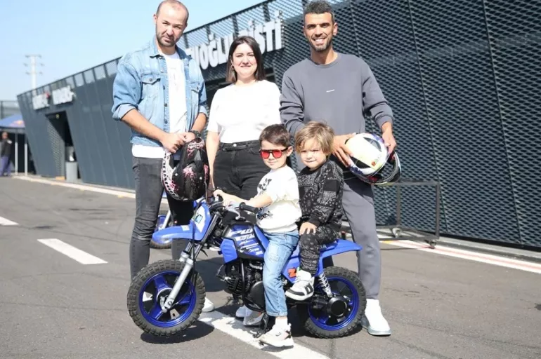Kenan Sofuoğlu’ndan minik çocuğa motosiklet jesti! Oğlunun motosikletini hediye etti