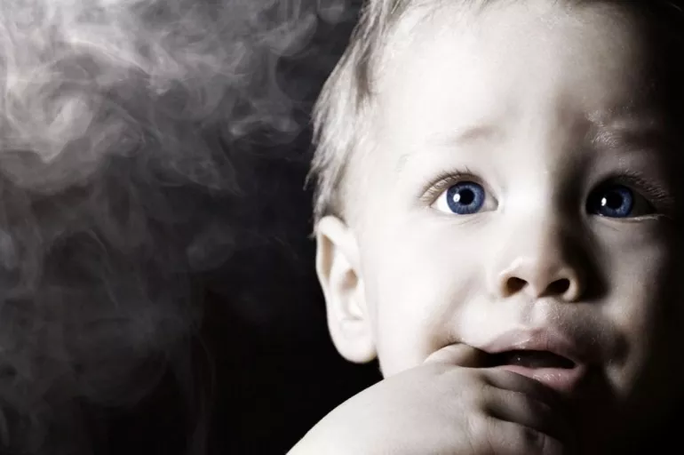 Sigara içilen ortamda durmayın! Pasif içiciliğe maruz kalmış bir babanın çocuğunda astım gelişme riski çok yüksek!