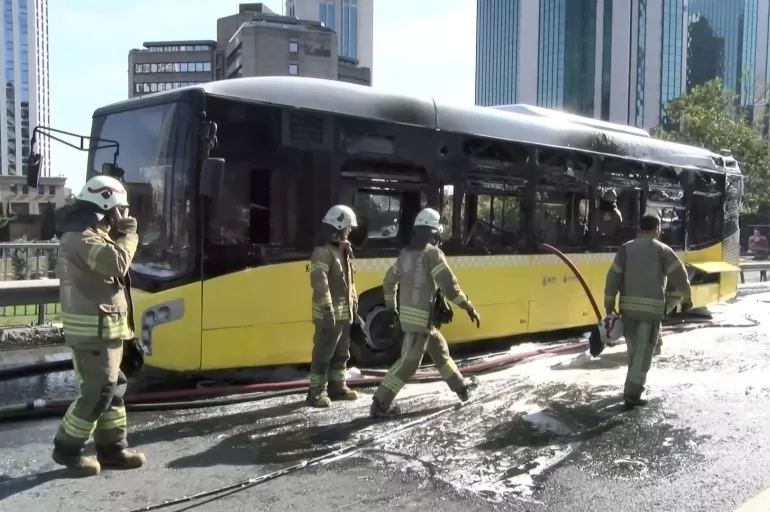 Son dakika: Beşiktaş'ta İETT otobüsü yandı! Araç kullanılamaz hale geldi