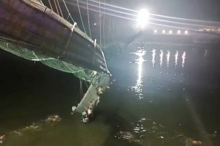 Son dakika: Hindistan'da köprü faciası! Onlarca kişi hayatını kaybetti