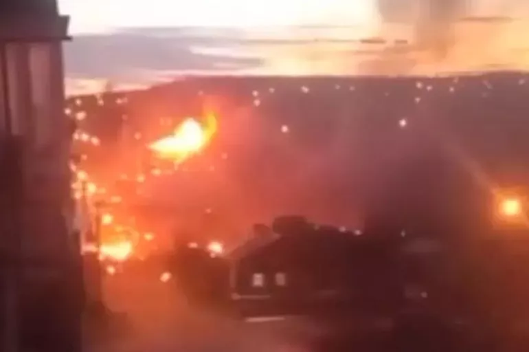 Son dakika: Rusya'da bir uçak 2 katlı binanın üzerine düştü