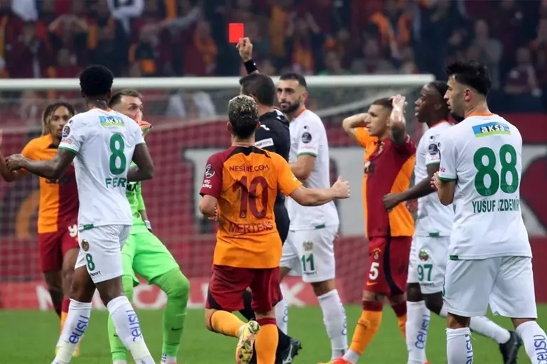 Süper Lig'de 12. hafta hakemleri açıklandı! MHK'den Ali Palabıyık'a kesik!