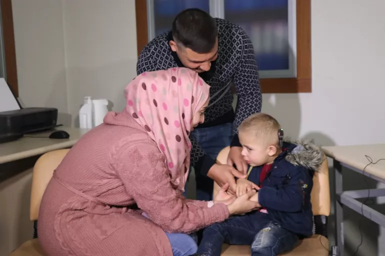 Suriyeli Ahmet biyonik kulakla duymaya başladı! İlk tepkisi herkesi duygulandırdı