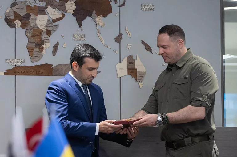 Ukrayna heyeti Baykar'da: Zelenskiy'den Bayraktar'a devlet nişanı