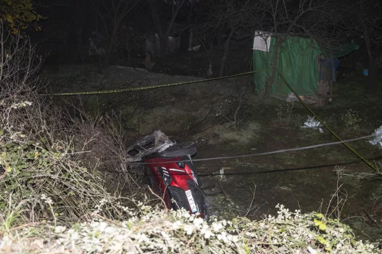 Ağaçlık alana uçan otomobil cayır cayır yandı iki kişi öldü