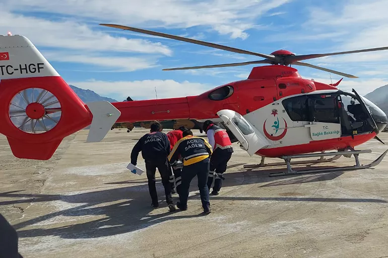 Ambulans helikopterler göreve devam ediyor! Kalp krizi geçiren adamın imdadına yetiştiler