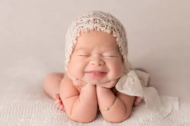 Bebekler ne zaman gerçekten gülümser? 8. haftadan itibaren gerçek bir gülümseme görebilirsiniz