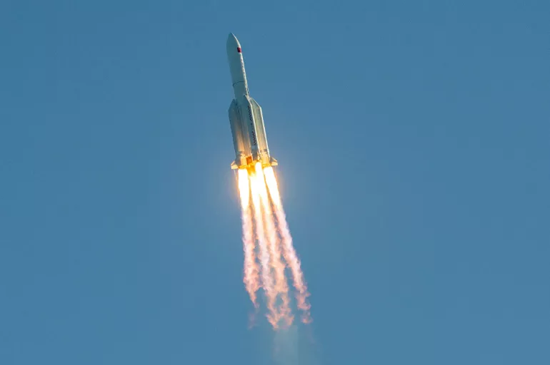 Çin uzaya roket fırlattı! 23 tonluk roket gövdesi Dünya'ya düşecek!