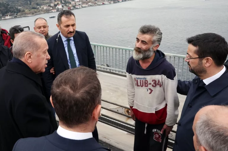 Cumhurbaşkanı Erdoğan 15 Temmuz Şehitler Köprüsü'nde intihar girişimini önledi!