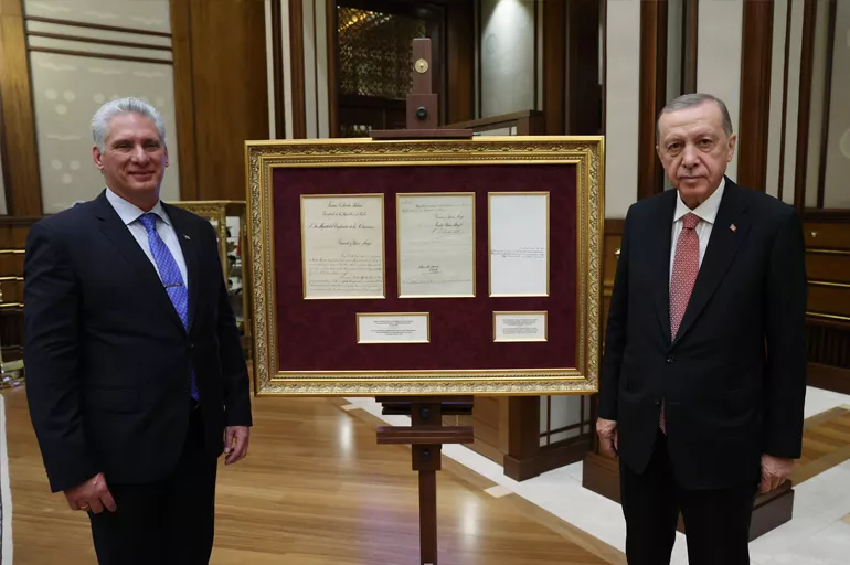 Cumhurbaşkanı Erdoğan'dan, Bermudez'e tarihi hediye! II. Abdulhamid'e gelen mektubu verdi