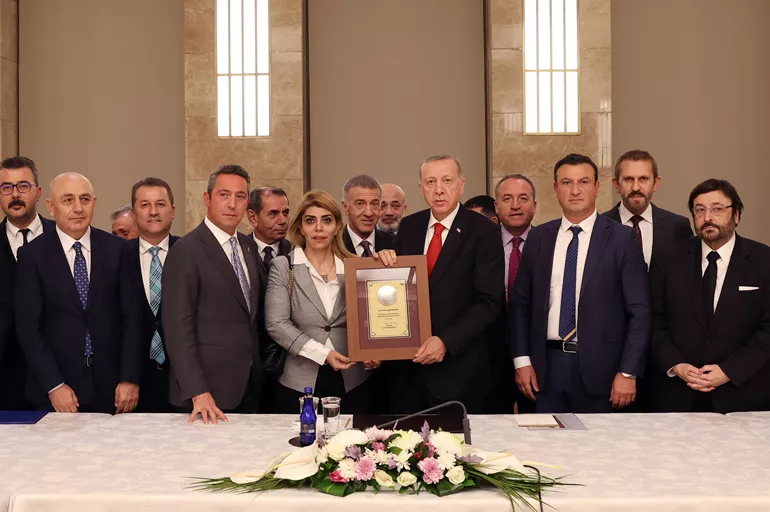 Cumhurbaşkanı Erdoğan'ın futbol dünyasından kabulleri sürüyor! Kulüpler Birliği heyeti Beştepe'de